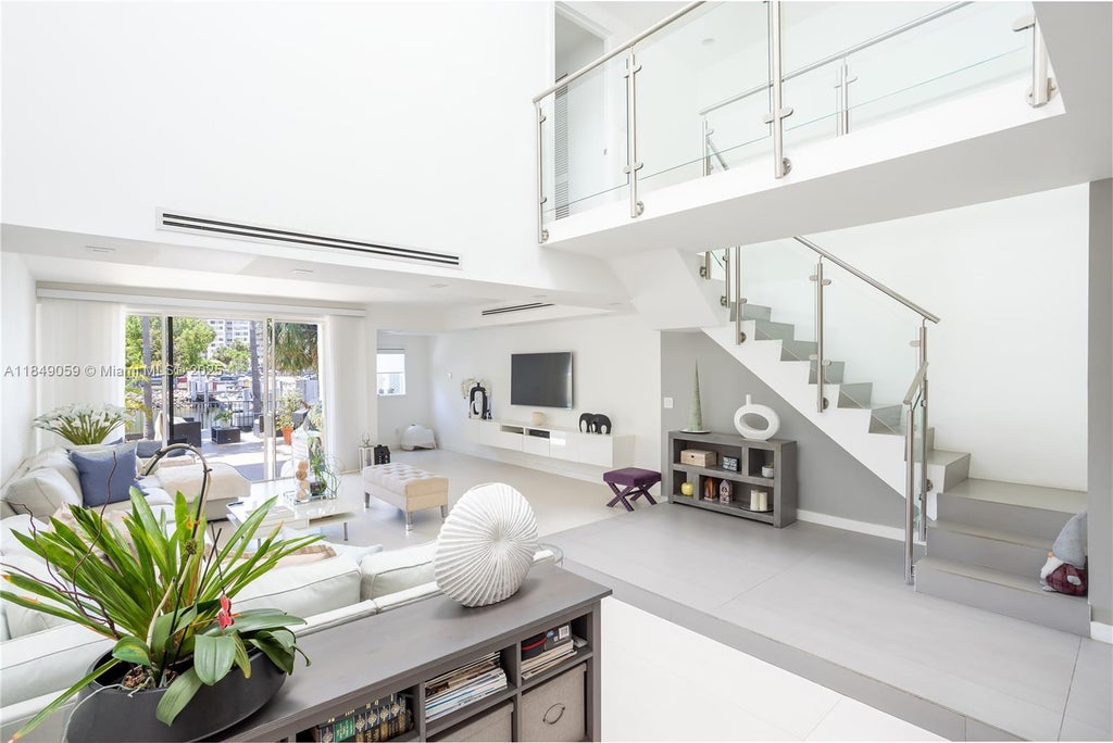 330 Poinciana Dr 1002, Sunny Isles Beach