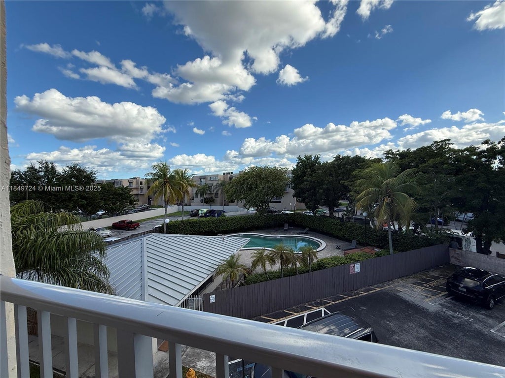 10900 Sw 104th St 323, Miami