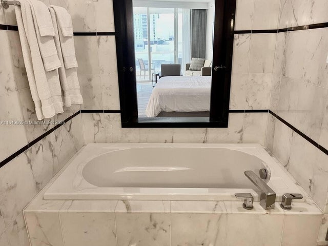 4 of 12 - 4391 Collins Ave 918, Miami Beach, FL