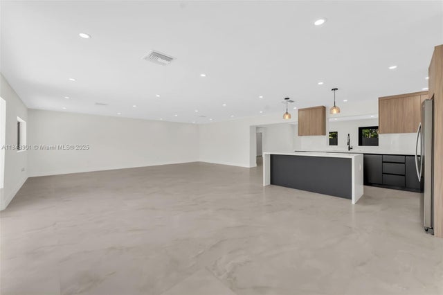 5 of 38 - 7993 W 18th Ln, Hialeah, FL