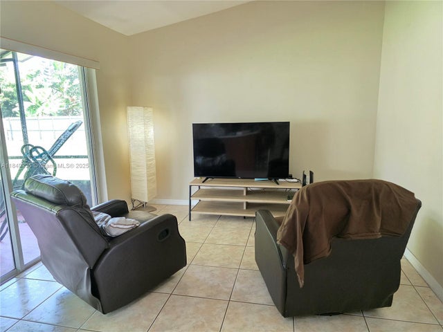 5 of 9 - 22037 Sw 129th Ave, Miami, FL