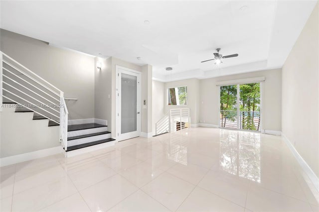 2 of 18 - 811 Se 12th Ct, Fort Lauderdale, FL