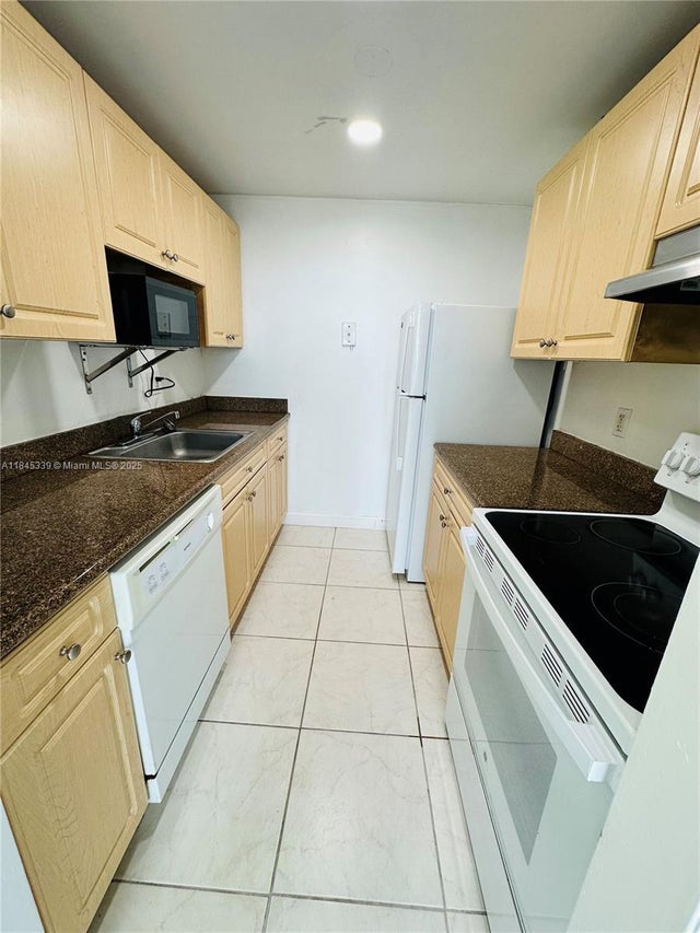 5 of 22 - 2020 Ne 135th St 807, North Miami, FL