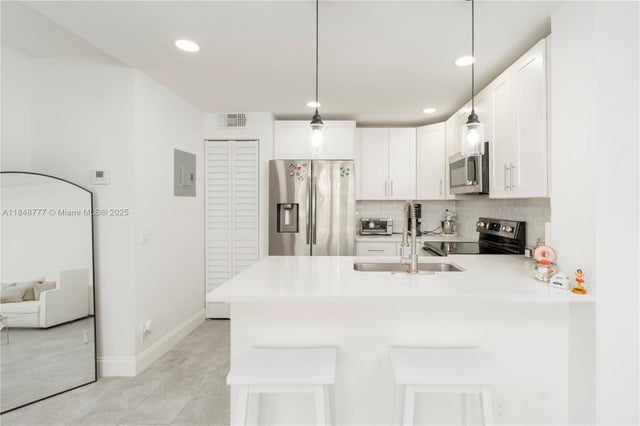4 of 21 - 718 Executive Center Dr 112, West Palm Beach, FL