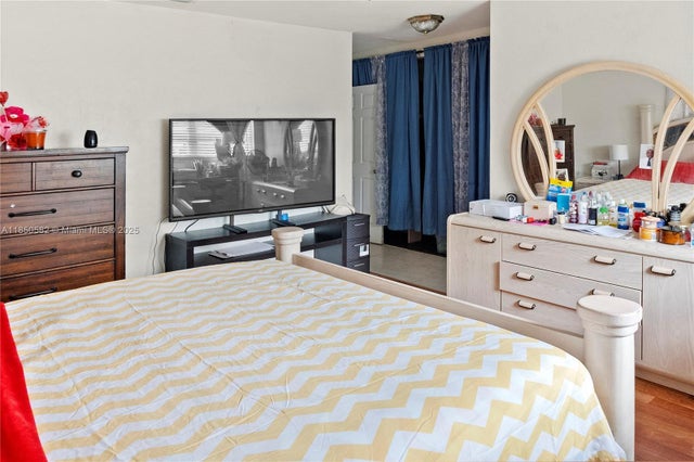 4 of 9 - 121 Sw 28th Ter, Fort Lauderdale, FL