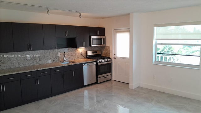 4 of 19 - 525 Meridian Ave 405, Miami Beach, FL