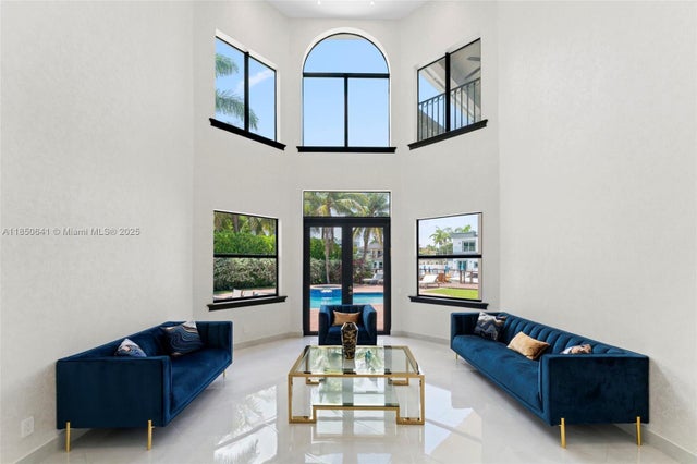2 of 33 - 1031 Harbor Ct, Hollywood, FL