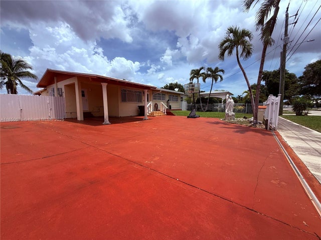 2 of 15 - 861 W 51st Pl, Hialeah, FL