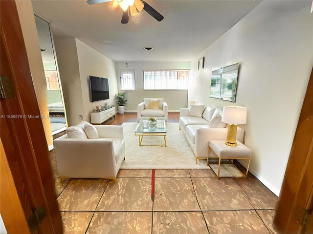 4 of 15 - 861 W 51st Pl, Hialeah, FL