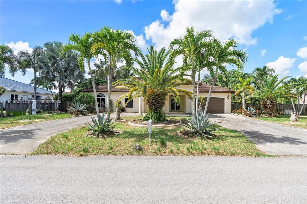 12920 Sw 220th Ter, Miami