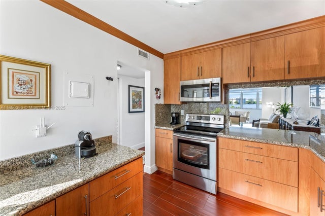 4 of 28 - 18555 Ne 14th Ave 613, Miami, FL