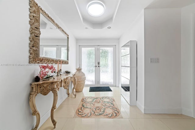 2 of 40 - 930 Ne 182nd Ter, North Miami Beach, FL