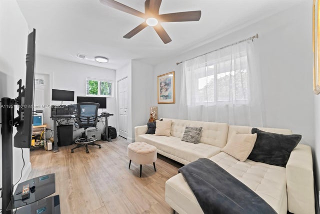 3 of 40 - 930 Ne 182nd Ter, North Miami Beach, FL