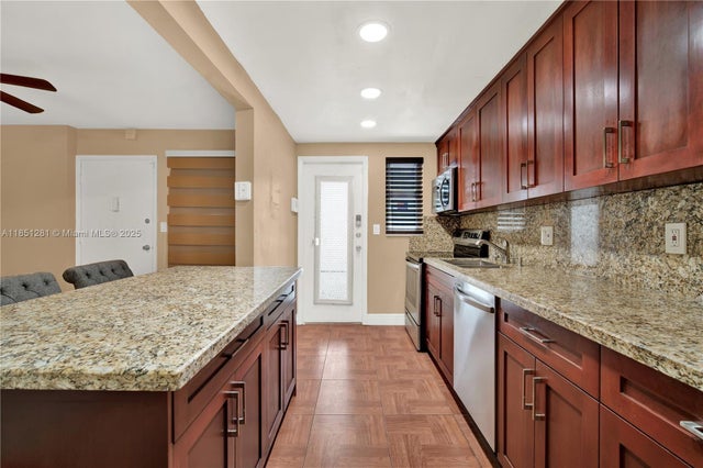 3 of 29 - 1340 Lincoln Rd 207, Miami Beach, FL