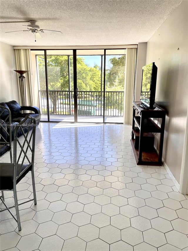 2 of 17 - 3301 N Country Club Dr 309, Aventura, FL