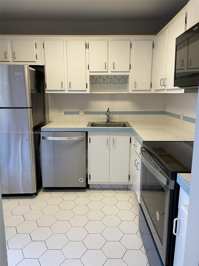 3 of 17 - 3301 N Country Club Dr 309, Aventura, FL