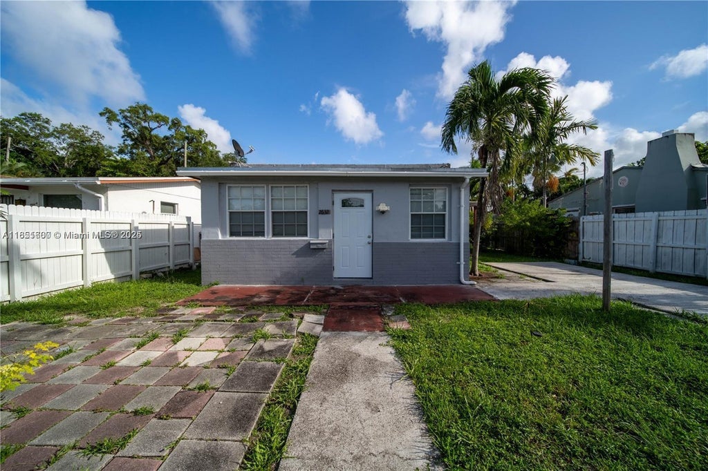 2632 Ne 214th St, Miami