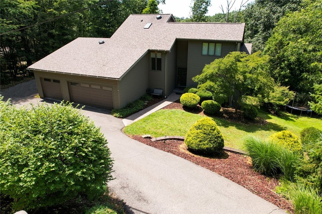 319 Lakewood Drive, Center