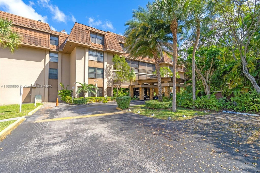 661 Ne 195th St 312, Miami