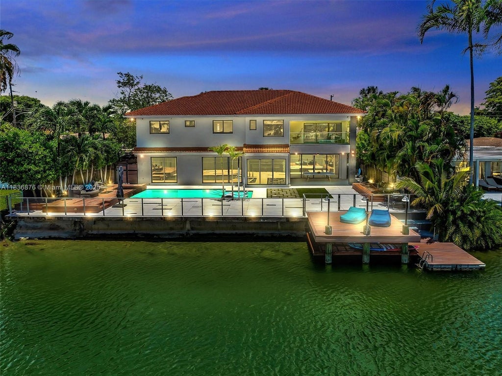 2320 Ne 211th St, Miami