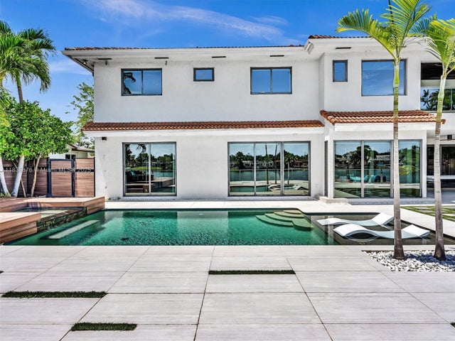3 of 46 - 2320 Ne 211th St, Miami, FL