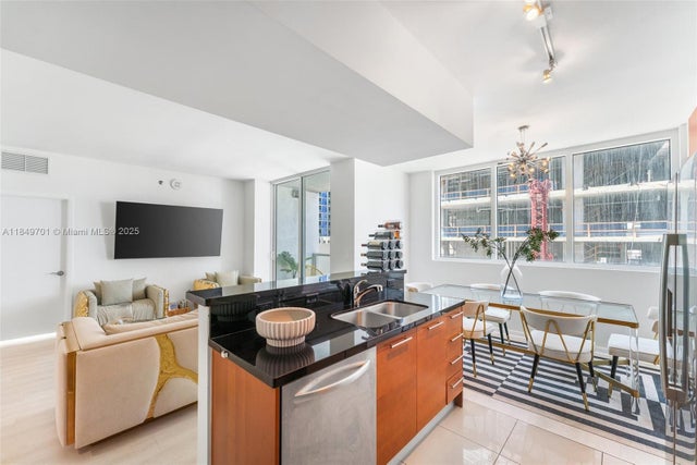 5 of 18 - 244 Biscayne Blvd 1808, Miami, FL