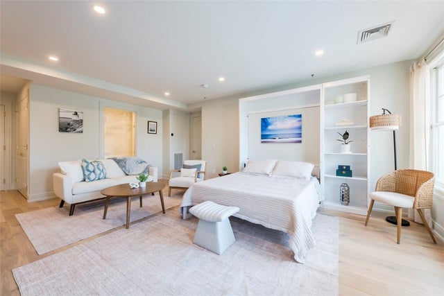 10 Brown & Howard # 102, Newport