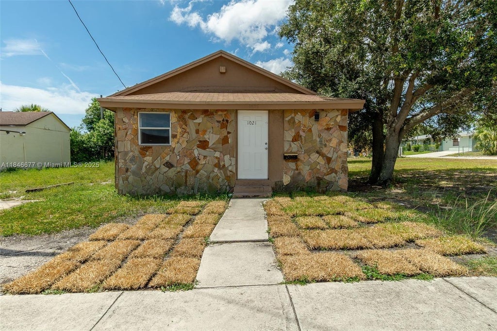 1021 W 33rd St, Riviera Beach