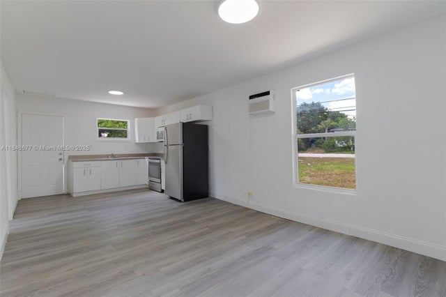 4 of 24 - 1021 W 33rd St, Riviera Beach, FL