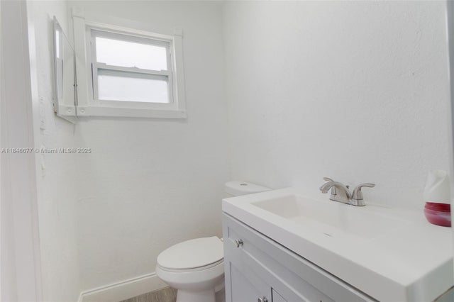 5 of 24 - 1021 W 33rd St, Riviera Beach, FL