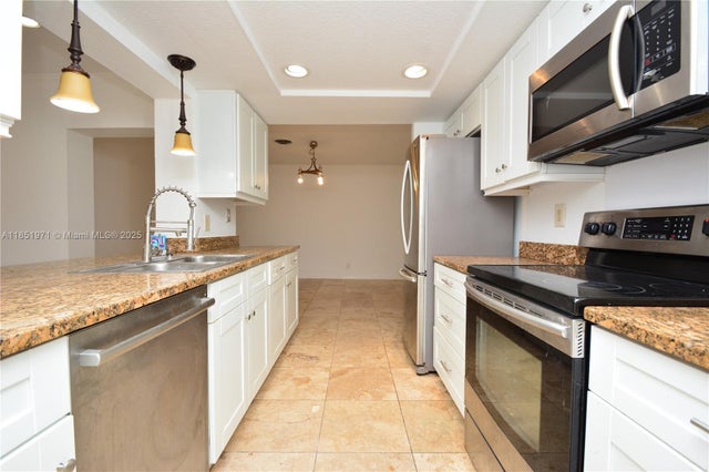 3 of 24 - 4431 Ne 28th Ave, Lighthouse Point, FL