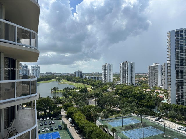 4 of 9 - 20191 E Country Club Dr 1605, Aventura, FL