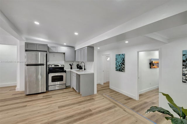 5 of 23 - 920 Sw 8th Ct, Miami, FL
