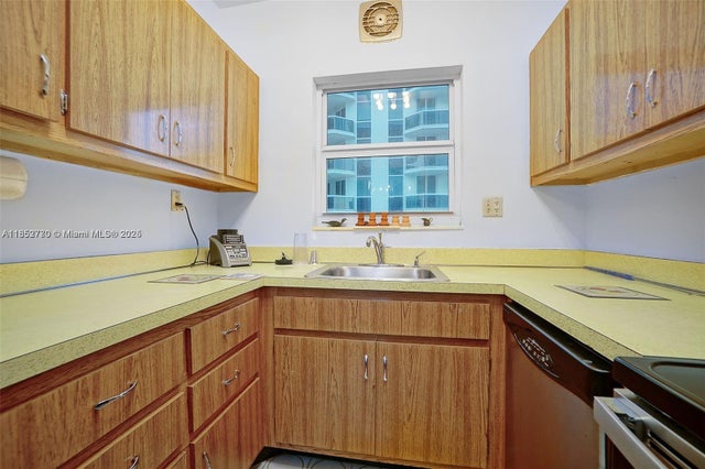 4 of 17 - 4747 Collins Ave 1108, Miami Beach, FL