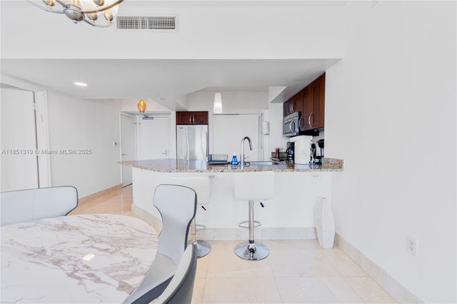 4 of 30 - 20000 E Country Club Dr 1114, Aventura, FL