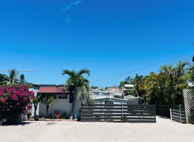 1 of 13 - 8 Grassy Rd, Key Largo, FL