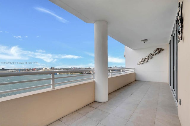 4 of 15 - 848 Brickell Key Dr 1906, Miami, FL