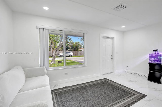 5 of 37 - 311 Sw 68th Ter, Pembroke Pines, FL