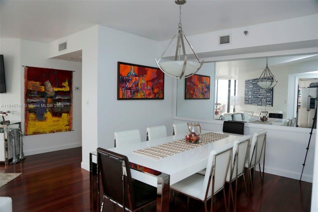 3 of 9 - 1000 W Island Blvd, Aventura, FL