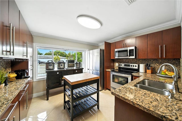 4 of 31 - 5005 E 6th Ave, Hialeah, FL