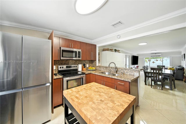 5 of 31 - 5005 E 6th Ave, Hialeah, FL