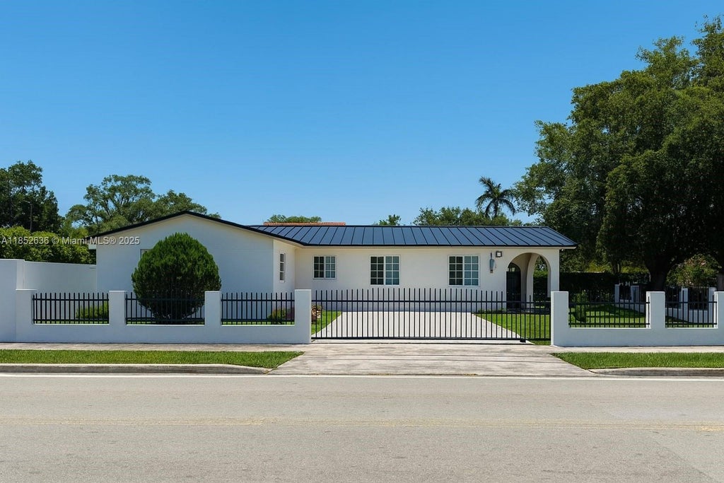 1900 Sw 24th St, Miami