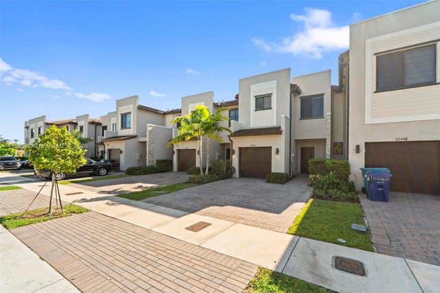 2 of 36 - 20544 Ne 5th Pl, Miami, FL