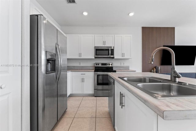 4 of 36 - 20544 Ne 5th Pl, Miami, FL