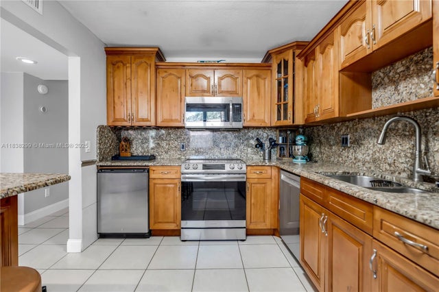 2 of 50 - 302 Lakeview Dr 202, Weston, FL