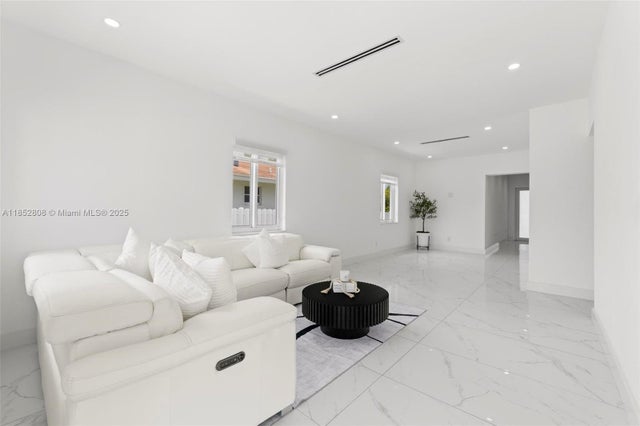 4 of 35 - 4205 E 10th Ave, Hialeah, FL