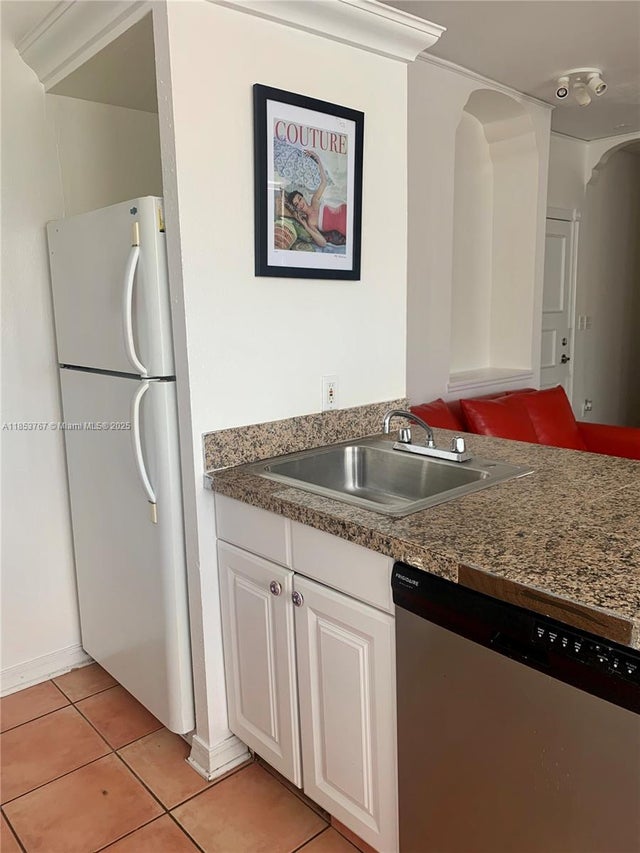 4 of 8 - 1027 Pennsylvania Ave 303, Miami Beach, FL