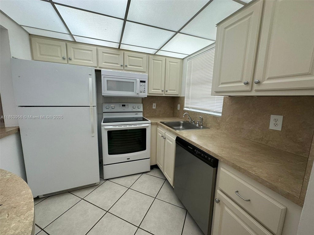 1638 Embassy Dr 307, West Palm Beach