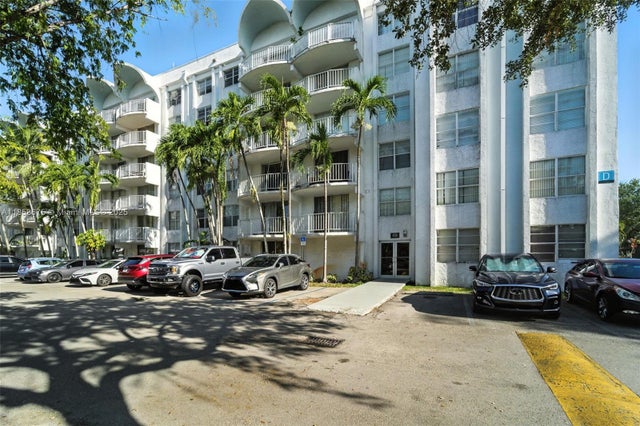 1 of 12 - 496 Nw 165th St Rd D-211, Miami, FL
