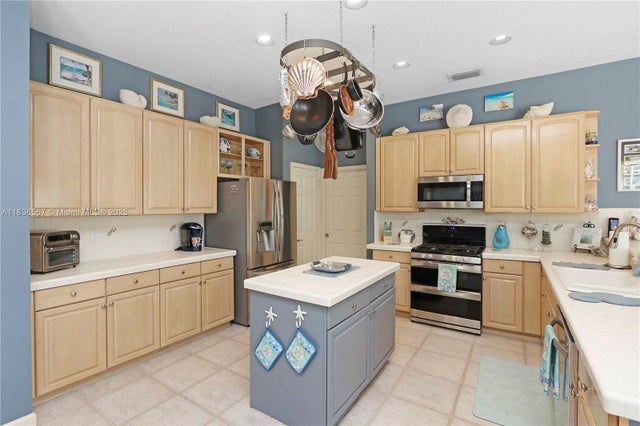 4 of 25 - 2725 Fairways Dr, Homestead, FL